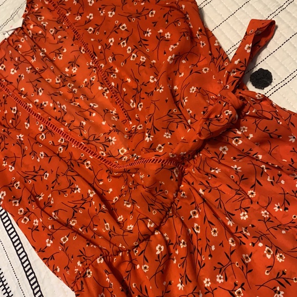 Red floral sleeevless top - Picture 2 of 2